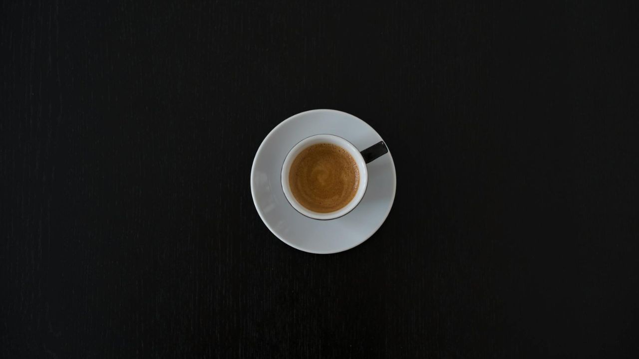 Një studim i ri zbulon se çfarë ndodh kur pini kafe çdo ditë