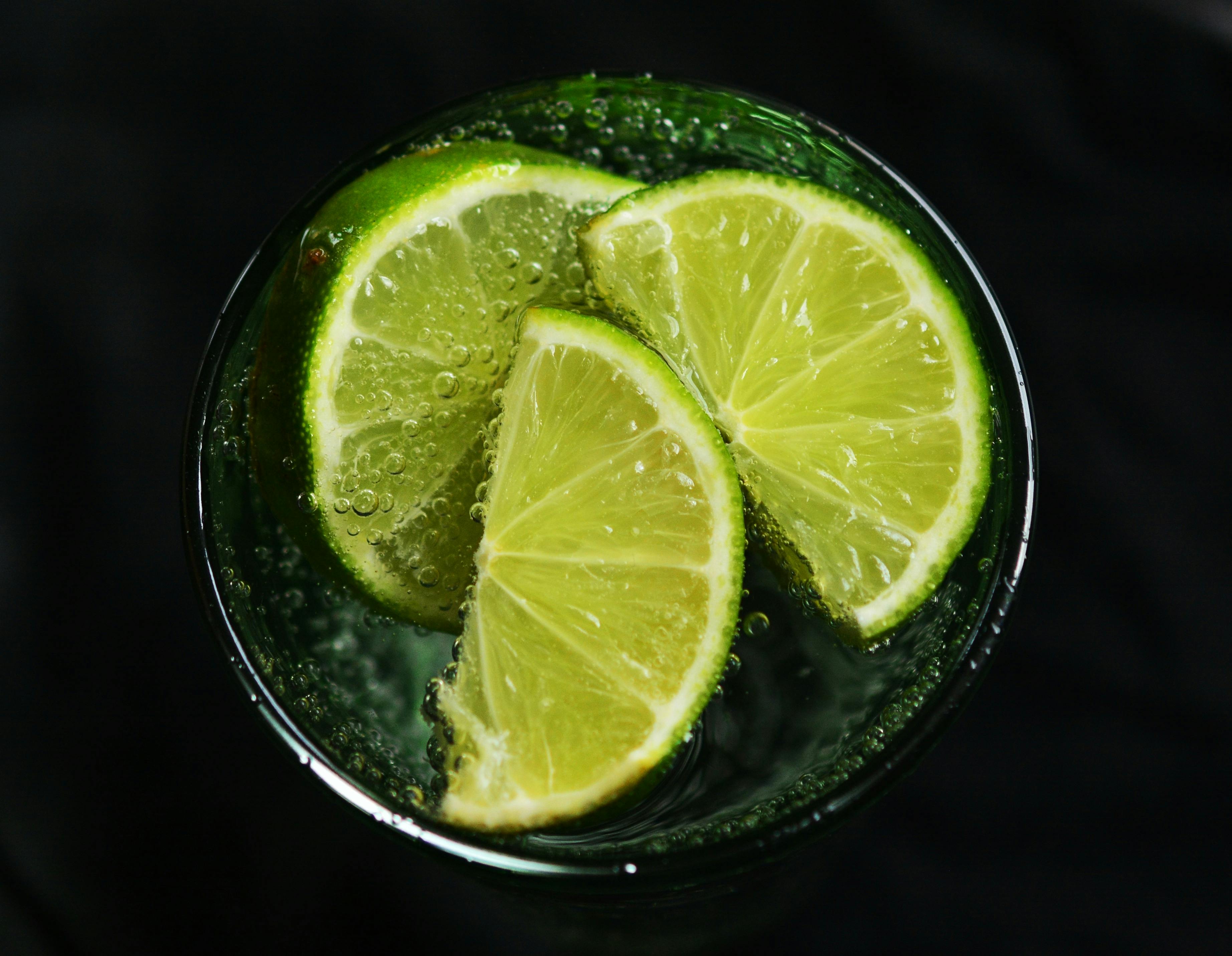Pse duhet të pini më shumë ujë me limon gjatë verës?