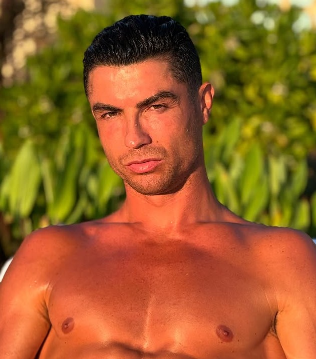 Arsyeja “gjeniale” pse Cristiano Ronaldo lyej thonjtë e këmbëve me të zezë