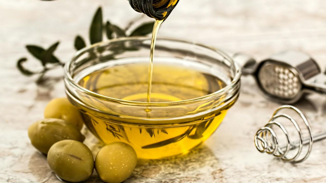 Vaji i ullirit mund të rrisë qelizat yndyrore në trupin tuaj – çfarë do të thotë kjo për ju?