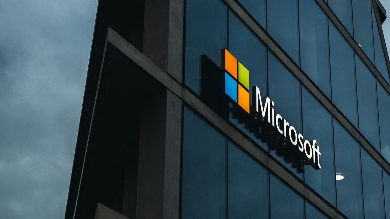 Microsoft do të shkurtojë deri në 9,000 vende pune teksa investon në inteligjencën artificiale