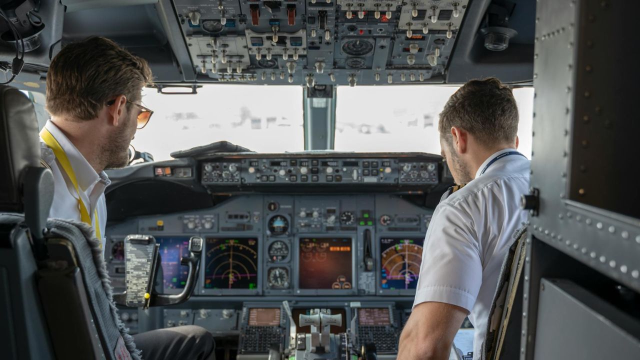 Arsyeja pse BE vendosi rregullin që dy anëtarë të ekuipazhit të jenë në kabinën e pilotit