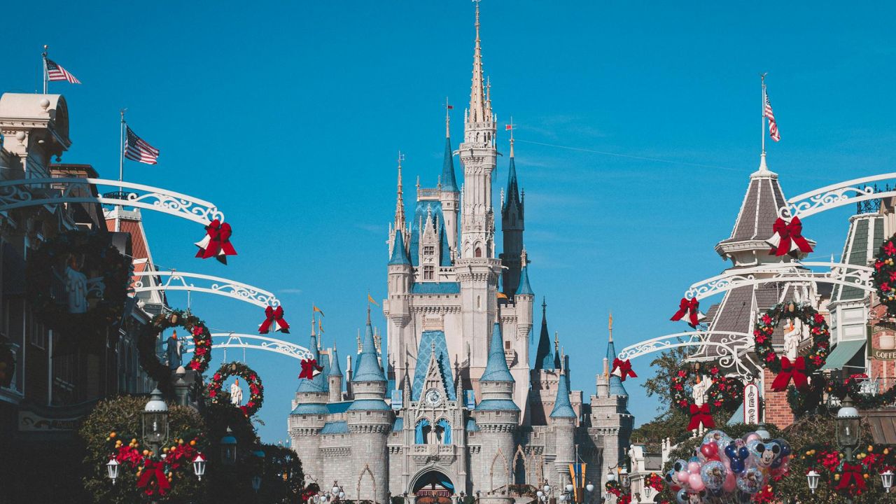 Disneyland po eliminon një nga privilegjet më të mëdha për klientët e tij