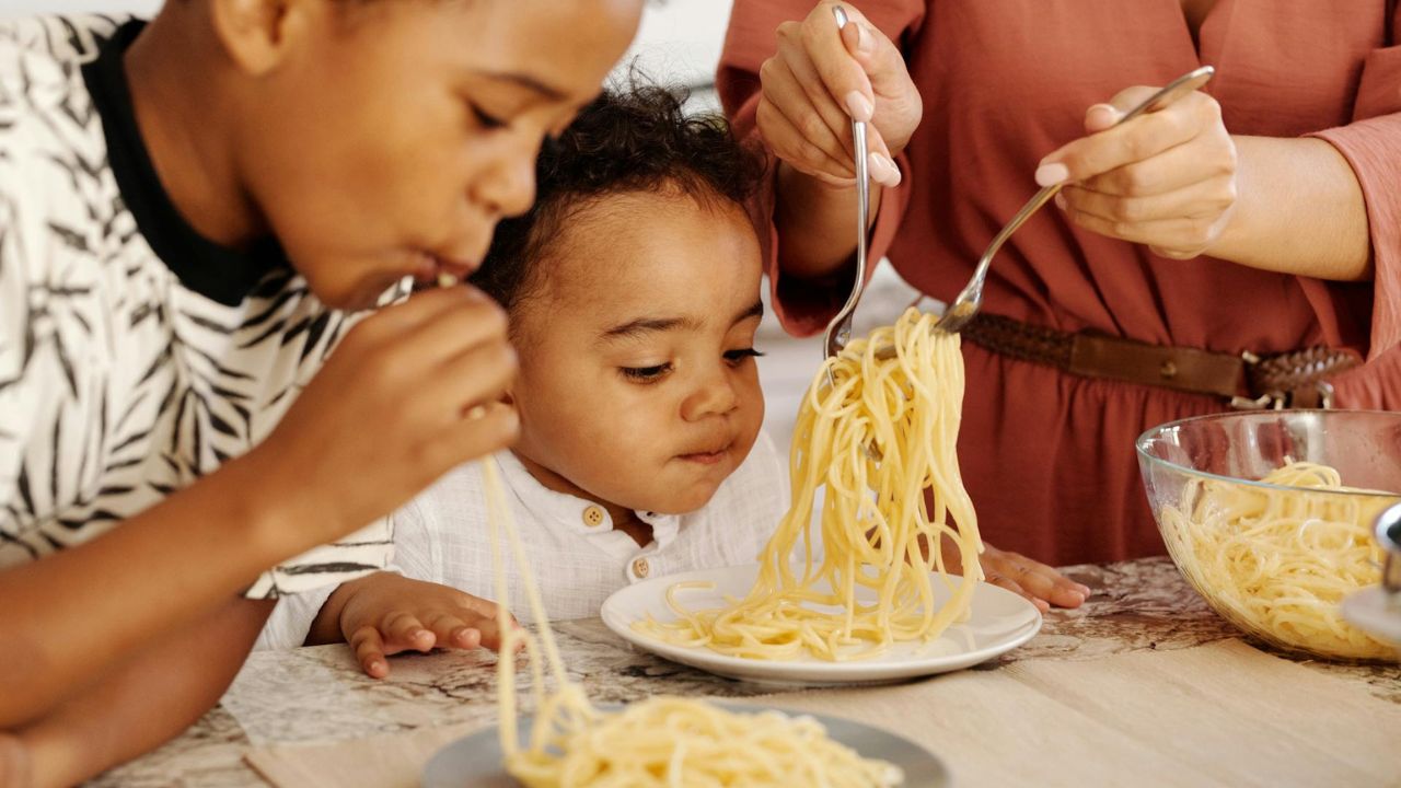 5 ushqime që duhet t’i shtoni në dietën e fëmijëve tuaj për të siguruar një lëkurë të shëndetshme