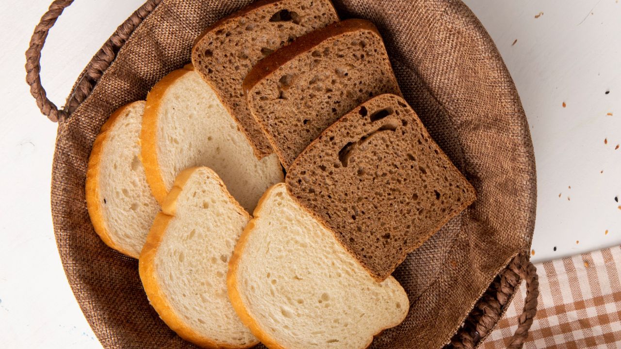 A është buka e zezë më e shëndetshme se buka e bardhë? Nutricionisti zbulon të vërtetën