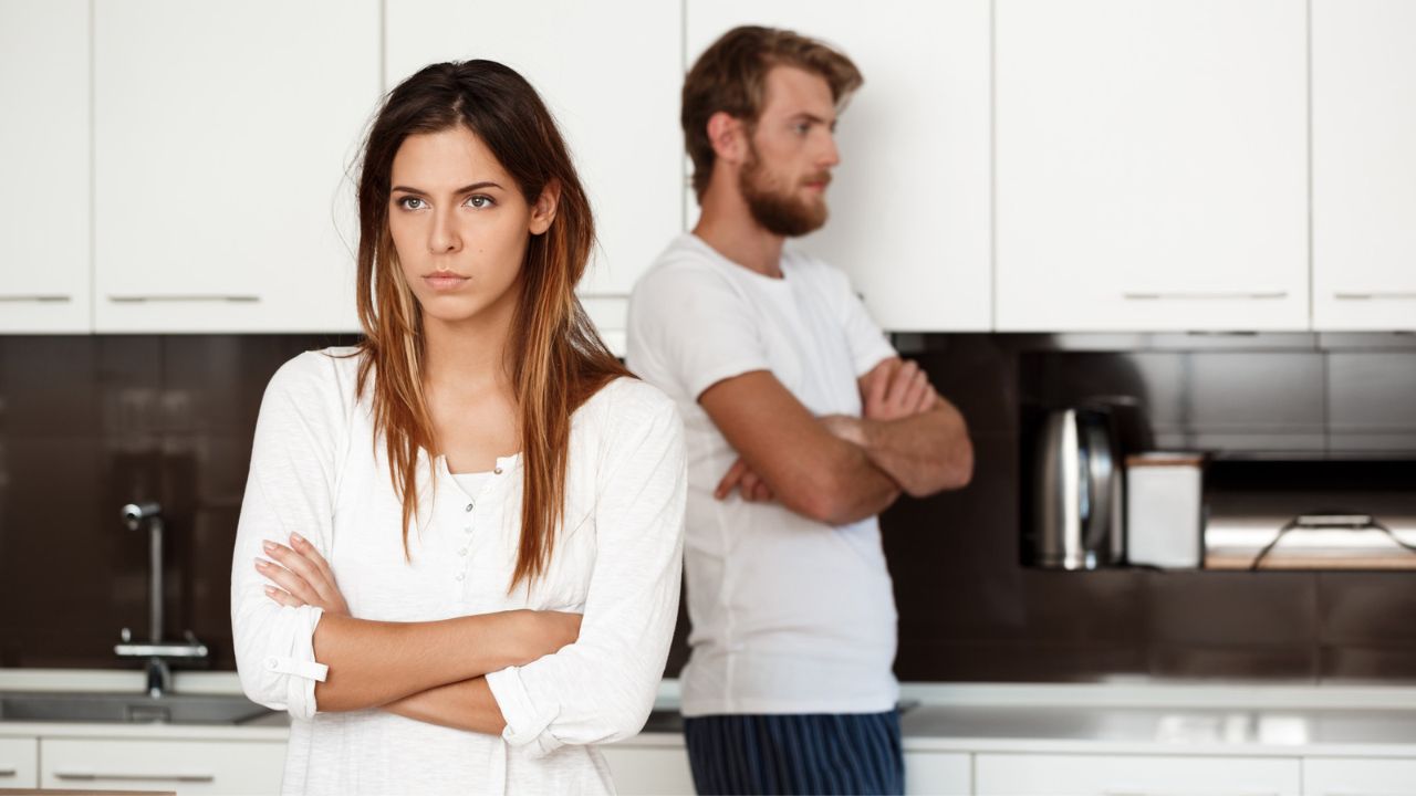 Përfitimet e habitshme të të shkuarit në shtrat të zemëruar me partnerin tuaj