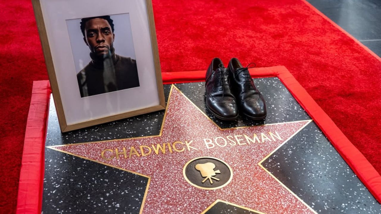 Chadwick Boseman nderohet pas vdekjes me një yll në Hollywood