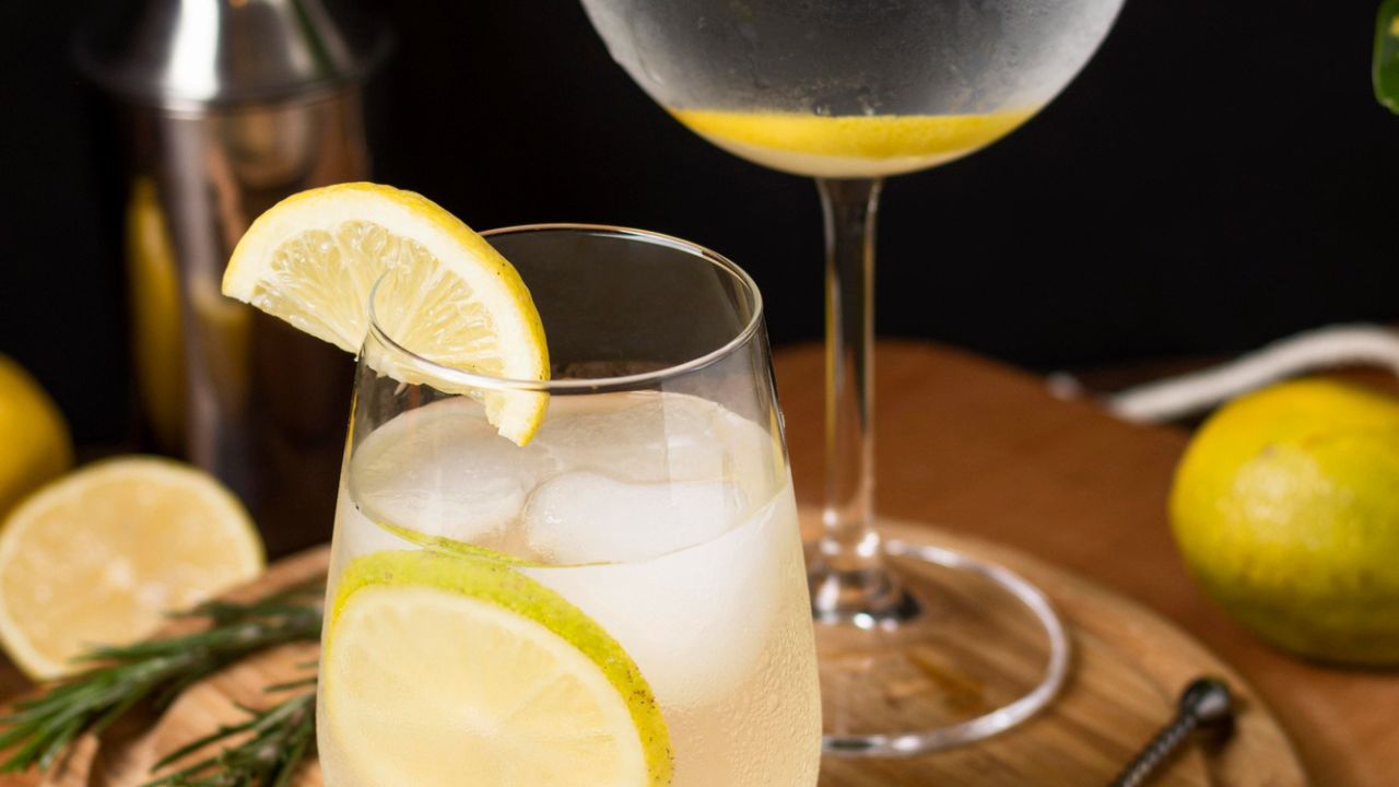 Shkenca që shpjegon pse xhini me tonik është një nga pijet alkoolike më të shëndetshme