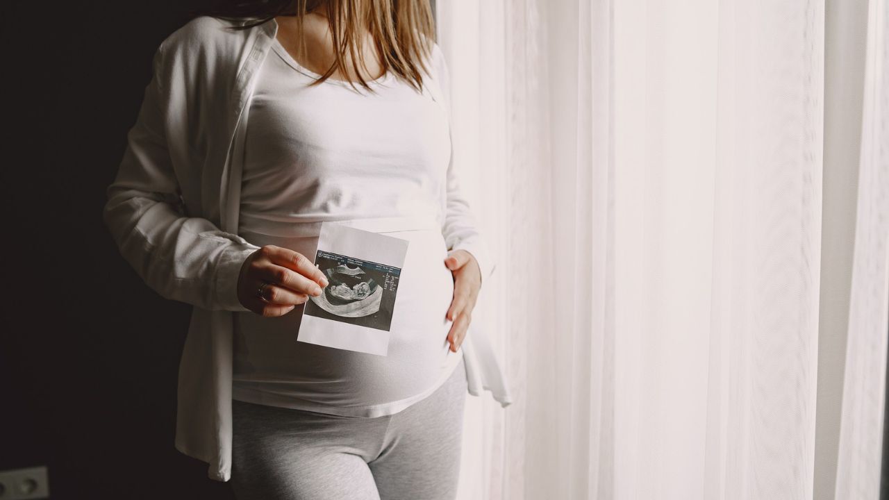 Diagnoza e autizmit është më e lartë tek fëmijët e lindur nga nëna që kanë pasur Covid-19 gjatë shtatzënisë