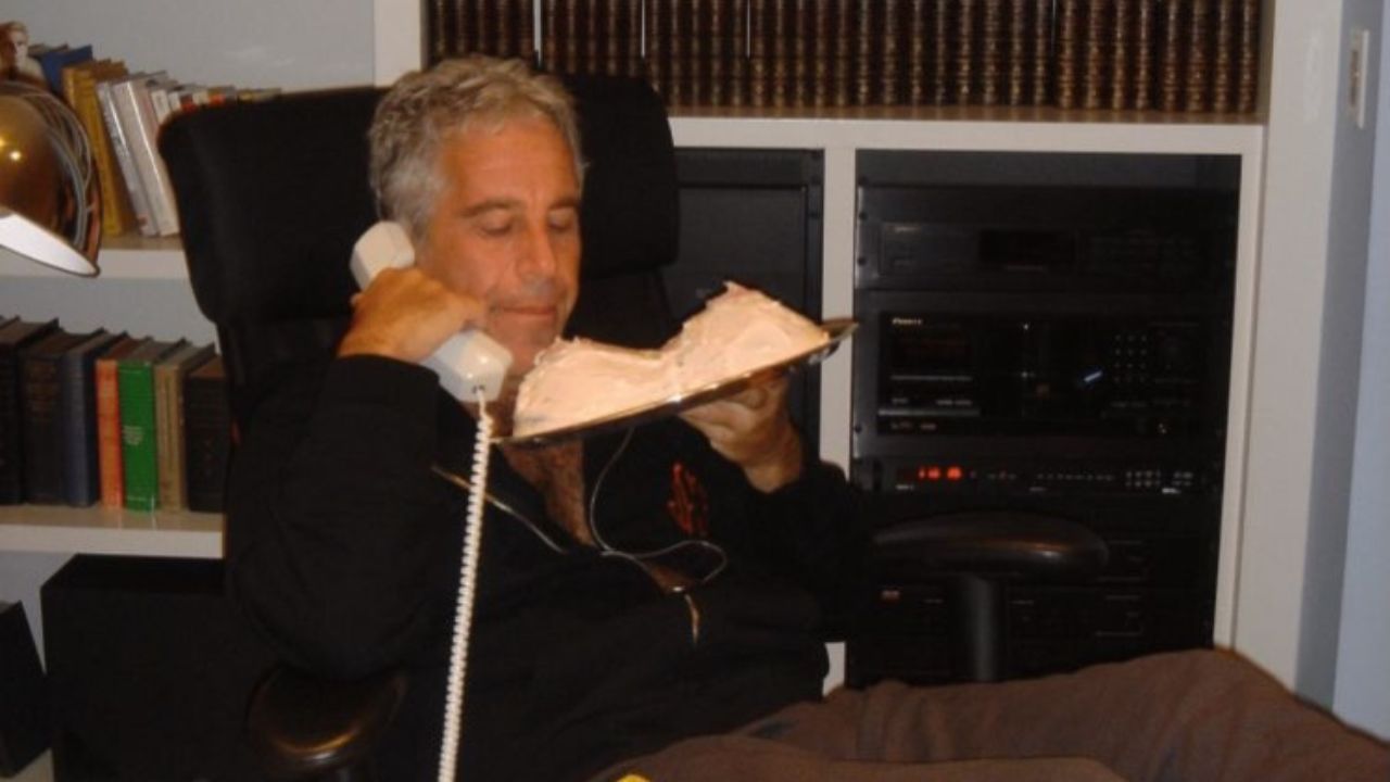 Pamje shpërthyese – Fotografia e Epstein me këmbët e fëmijëve shkakton zemërim