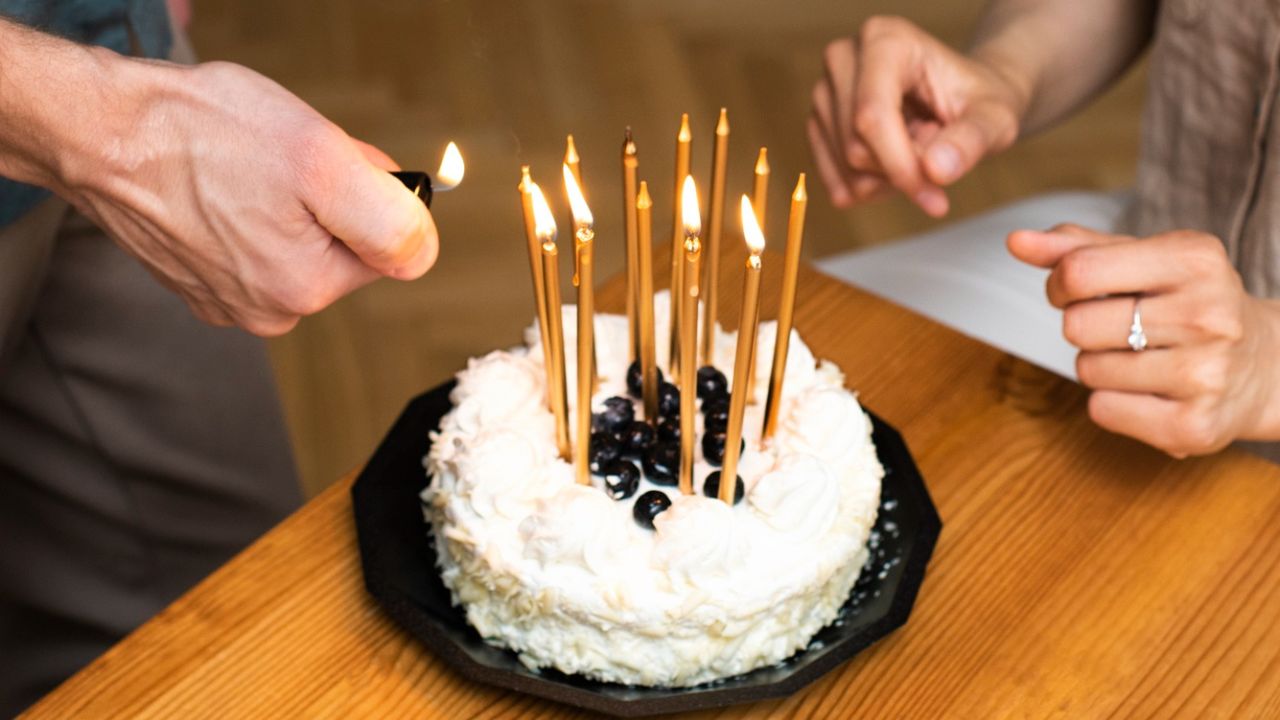 Qirinjtë mbi tortë – Një shi metalesh mbi ushqim