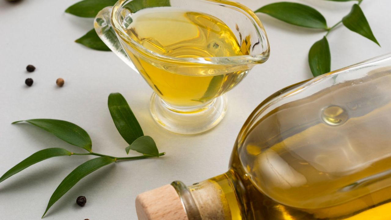 A mund ta përdorni vërtet vajin e ullirit në lëkurën tuaj? Ja çfarë thonë dermatologët