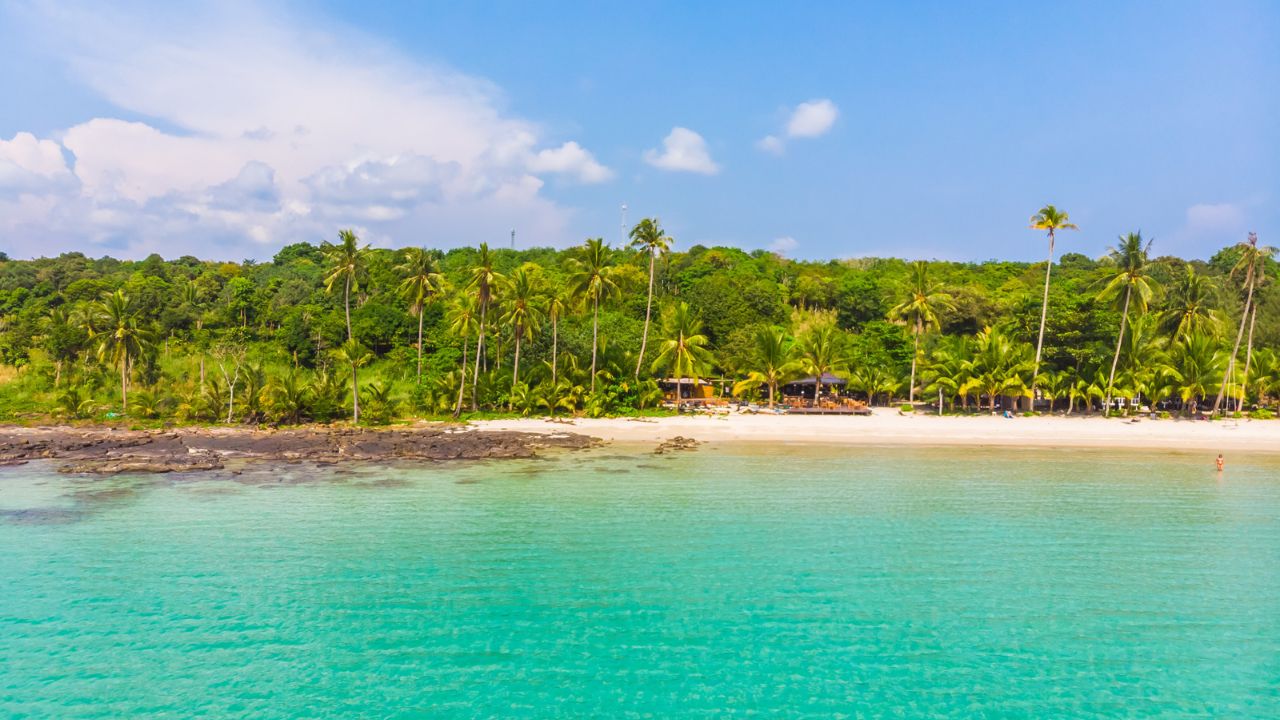 Ishulli i Karaibeve ku vendasit nuk mund të hyjnë në plazh