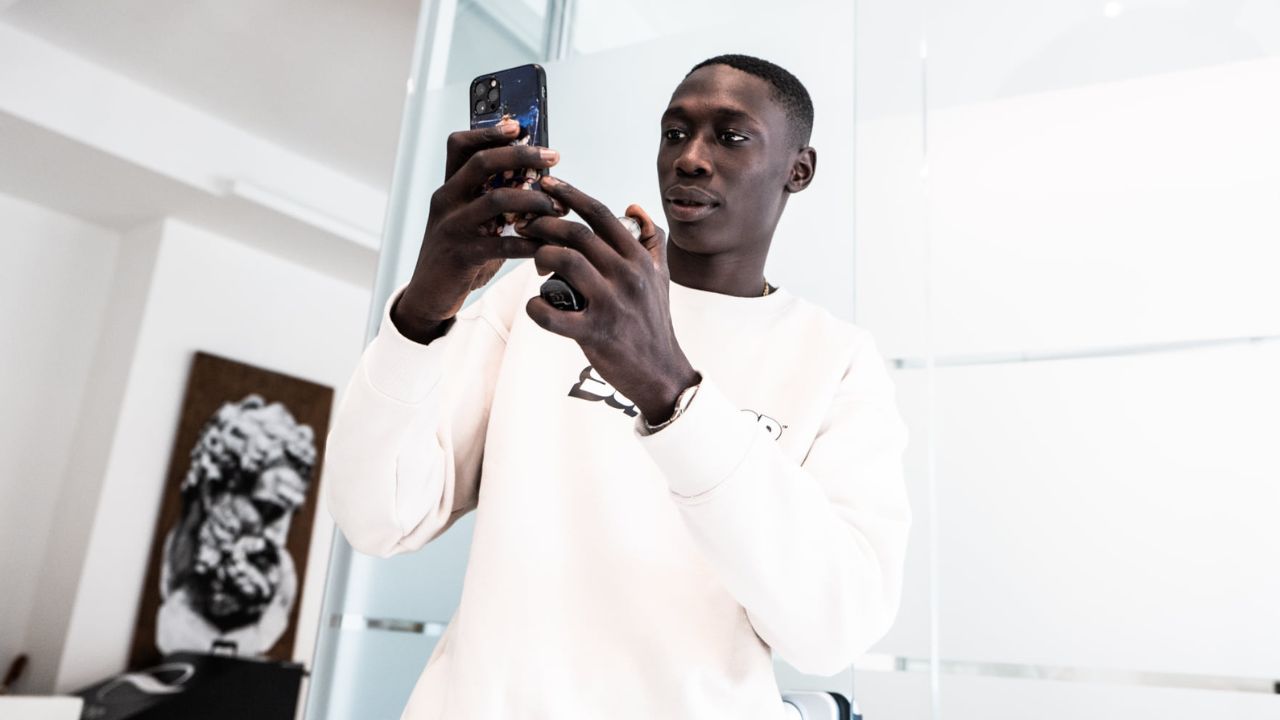 Influencuesi Khaby Lame arrin një mega marrëveshje me inteligjencën artificiale – Vlen 900 milionë dollarë