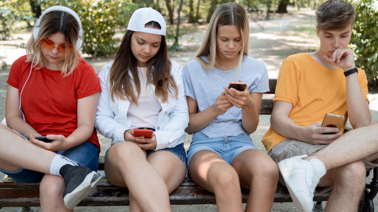 Franca voton për të ndaluar përdorimin e rrjeteve sociale nga personat nën 15 vjeç