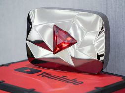 BLINKs, you did it! 💖 A massive congratulations to BLACKPINK (@blackpinkofficial) for reaching