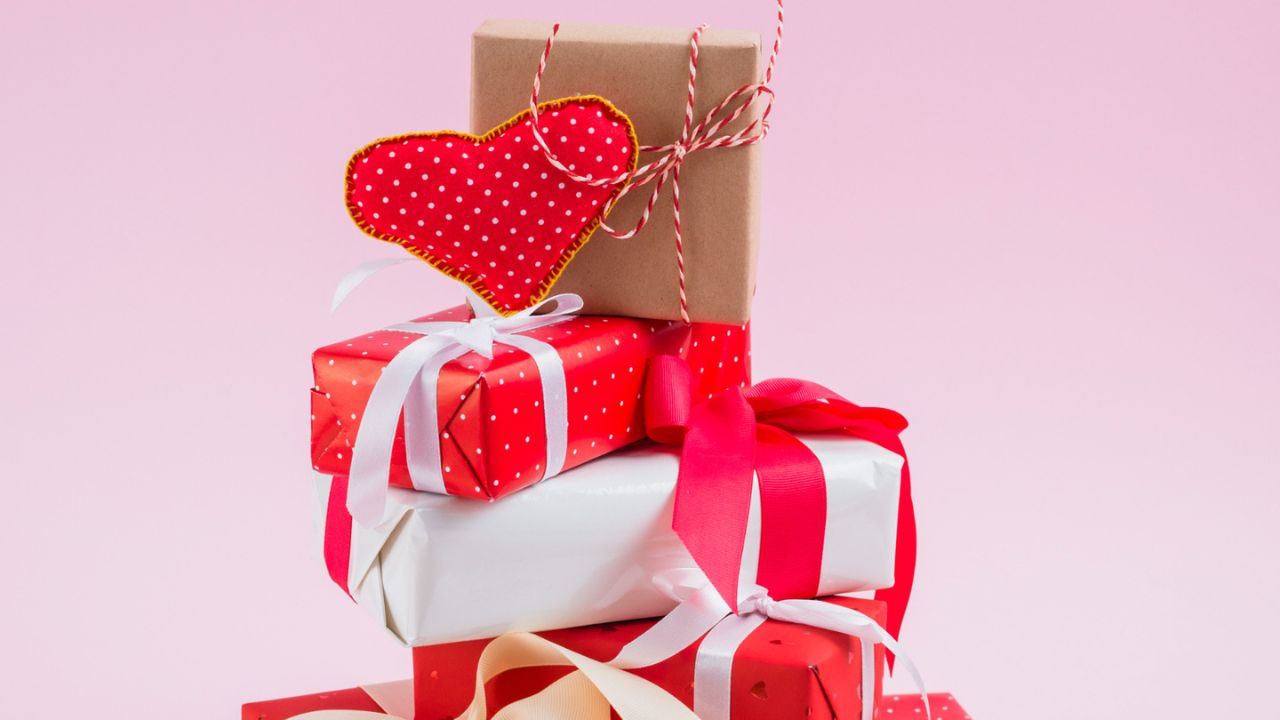 Nga avionët privatë te suitat 100 mijë dollarëshe: Dhuratat më ekstravagante të Shën Valentinit që mund të blihen me para