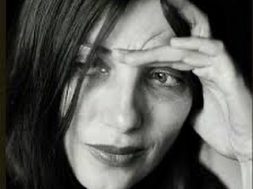 Bëhu i bukurBëhu i bukur sonte!Dëbo grindjet, largimet dhe heshtjen e vrazhdë nga kujtesa.Sillmë