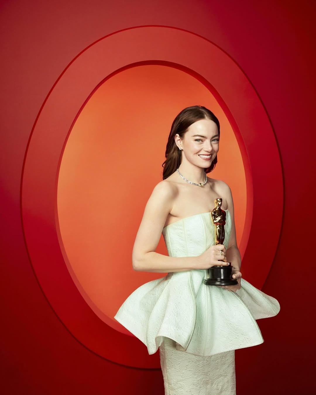 Fustani i bardhë i Emma Stone në Oscars 2026 mahniti nga çdo kënd