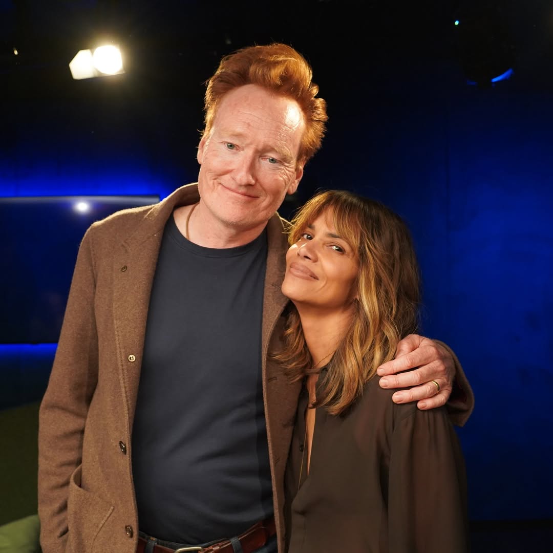 Conan O’Brien shfaqet duke shtruar tapetin e kuq para Oscars: “Prisni të papriturën”