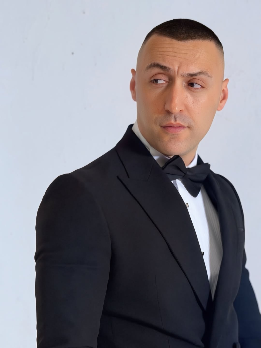 “Pse nuk martohesh?”, G-Bani habit ndjekësit me përgjigjen e tij plot humor