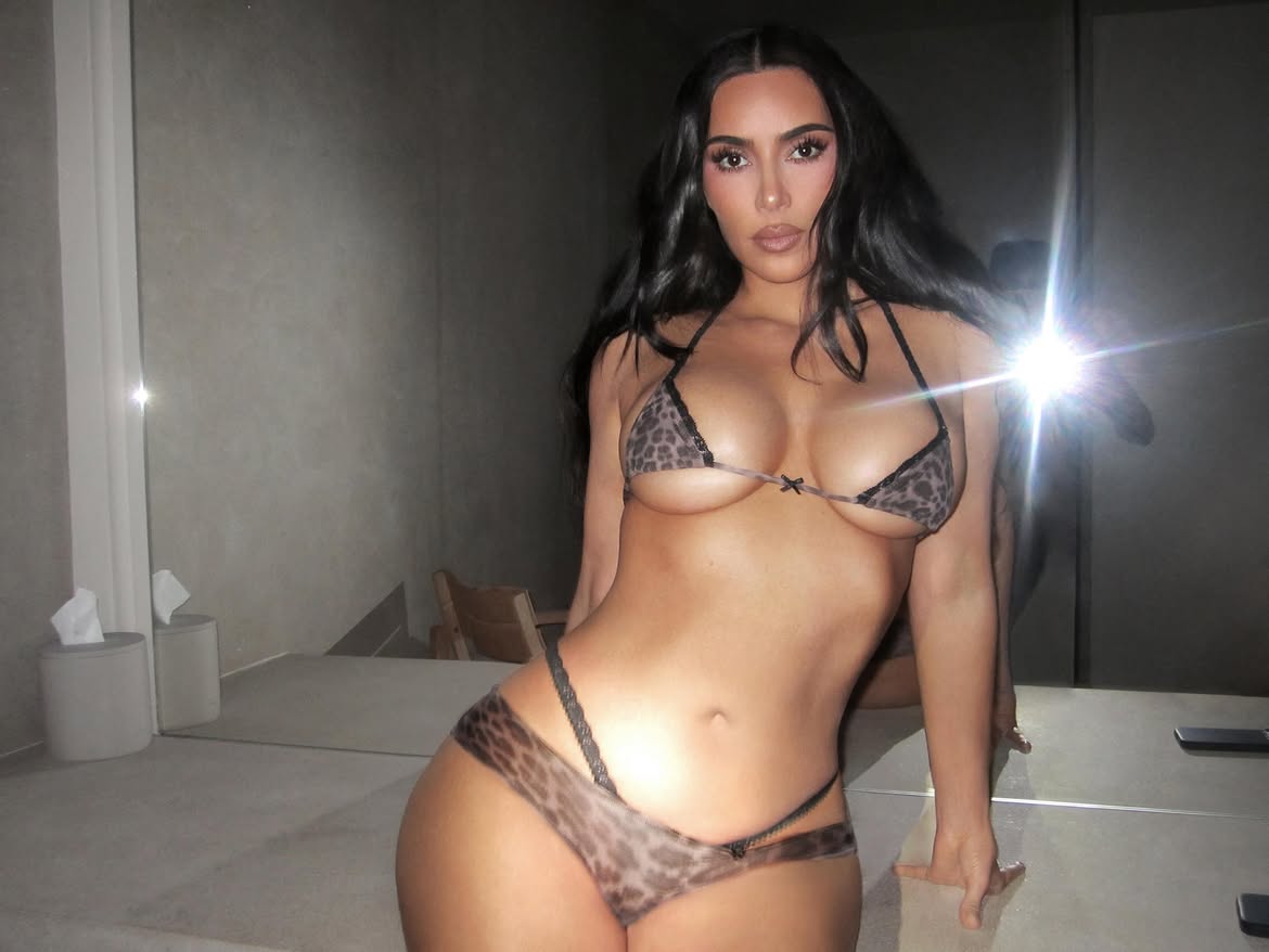 Kim Kardashian tërheq vëmendjen me fotot e reja provokuese për Skims