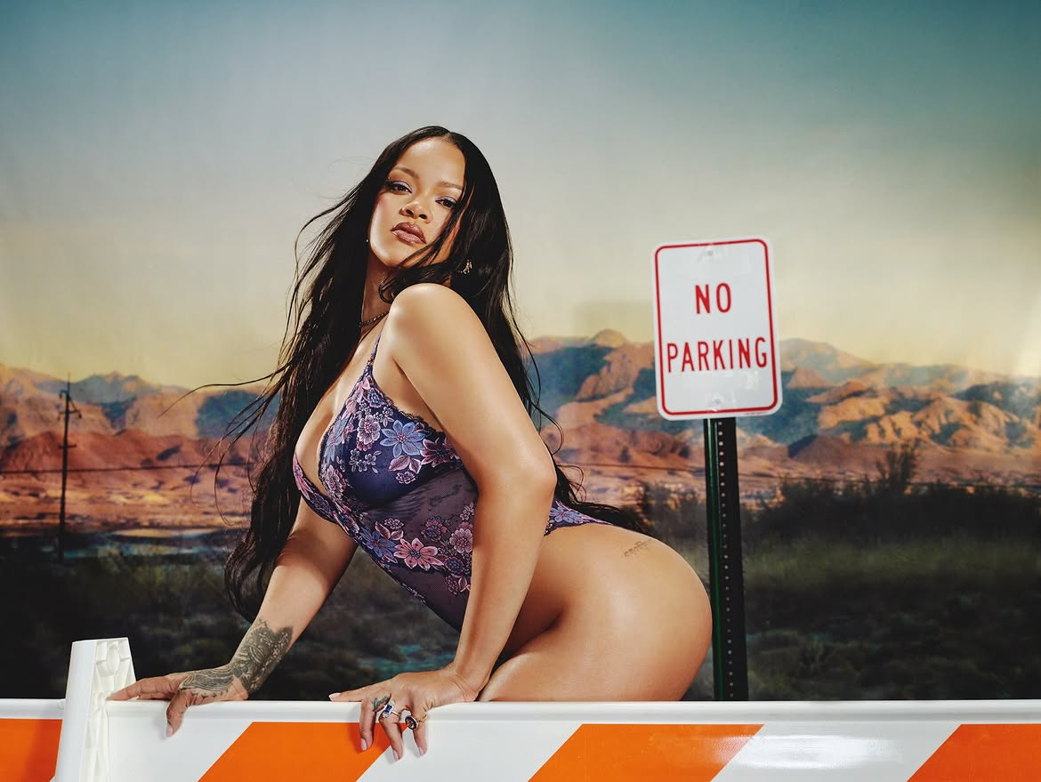 Rihanna mahnit me pamjen e re, pozon për koleksionin e saj “Savage X Fenty”