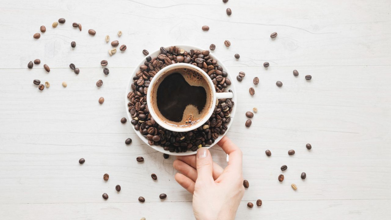 Si kafeina mund t’ju ndihmojë të menaxhoni dhimbjen e kokës